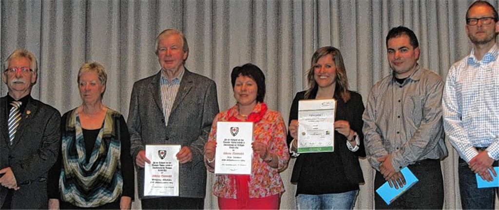 Auszeichnungen: TSV-Vorsitzender Norbert Thieme und Turngau Präsidentin Bärbel Vorrink mit Wolfang Eckstein, Iris Schwab, Stefanie Bauer, Oliver Höhner und Olaf Müller. Foto: Rieger