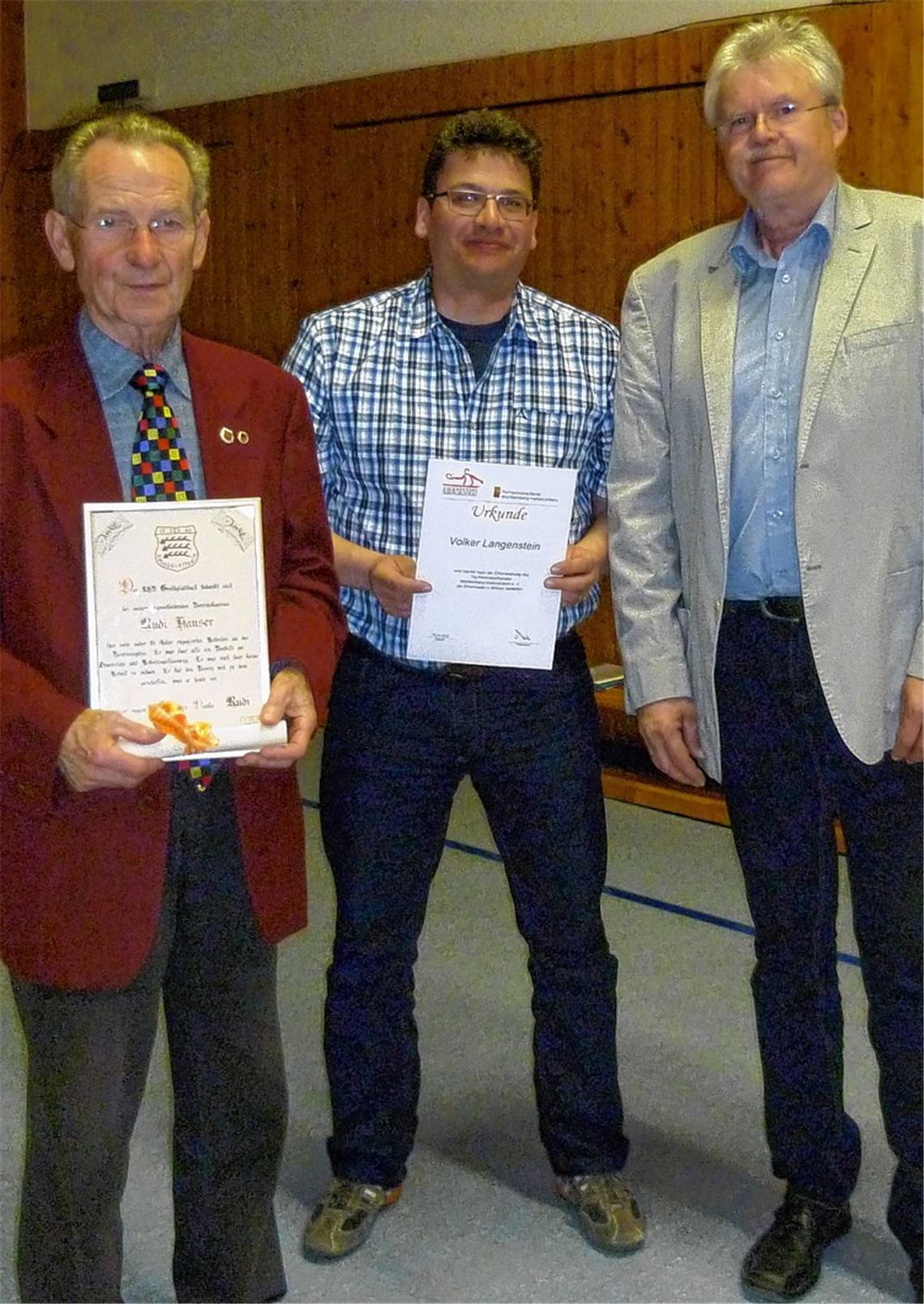 Auszeichnungen für Tischtennis-Jugendleiter Volker Langenstein (Mitte) und den scheidenden Kassier Rudi Hauser (li.); mit dem Vereinsvorsitzenden Ulrich Kurfiß.