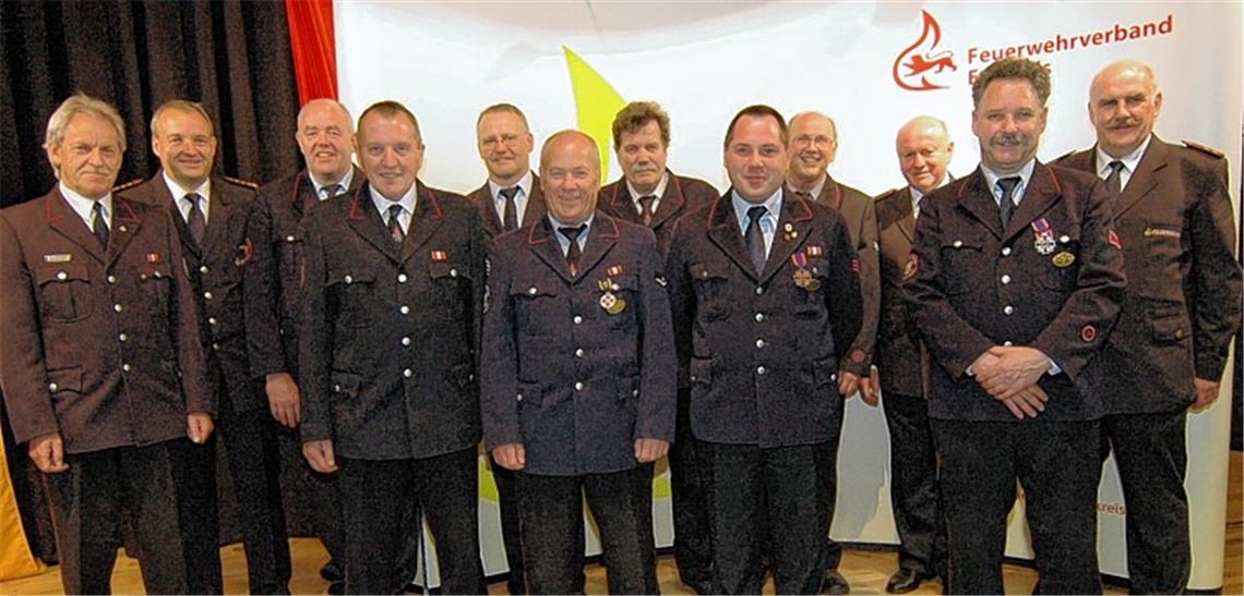 Auszeichnungen für besondere Leistungen (v. li.): Hubert Sickinger, Frank Oelschläger, Martin Duppel, Thomas Appenzeller, Jochen Blessing, Gerhard Becker, Wolfgang Meeh, Olaf Preiszig, Horst Gegenheimer, Willi Dongus, Roland Schroth und Martin Rühle.