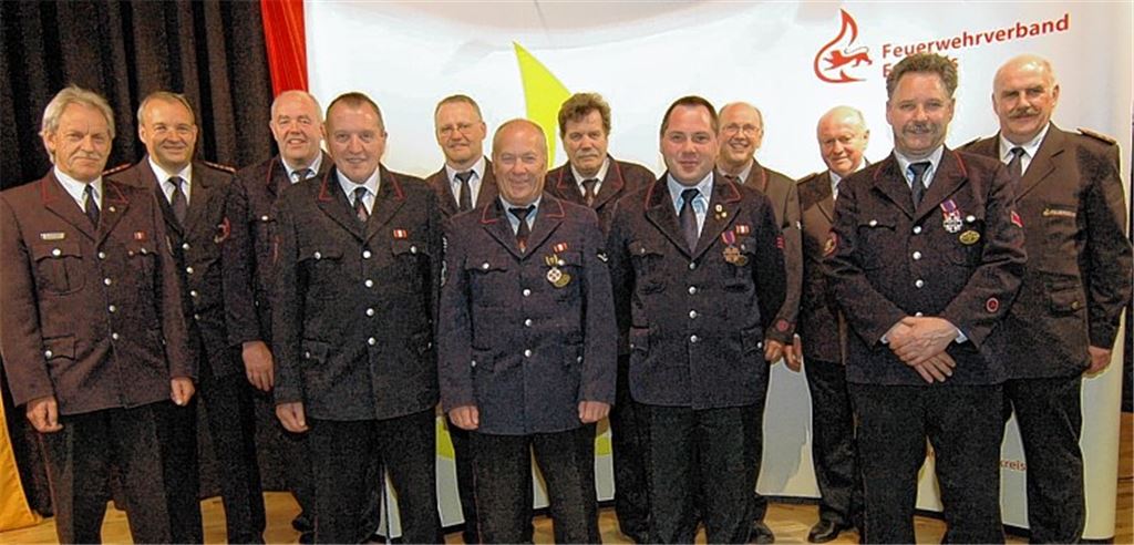 Auszeichnungen für besondere Leistungen (v. li.): Hubert Sickinger, Frank Oelschläger, Martin Duppel, Thomas Appenzeller, Jochen Blessing, Gerhard Becker, Wolfgang Meeh, Olaf Preiszig, Horst Gegenheimer, Willi Dongus, Roland Schroth und Martin Rühle.