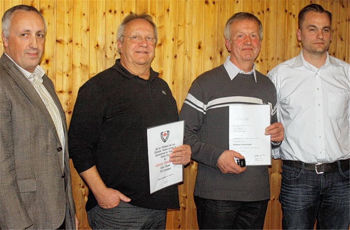 Auszeichnungen für die Brüder Bäzner: Turngau-Vizepräsident Frank Last gratuliert Ulrich Bäzner und Uwe Bäzner zusammen mit dem neuen Vereinsvorsitzenden Stefan Brenner (v.li.).