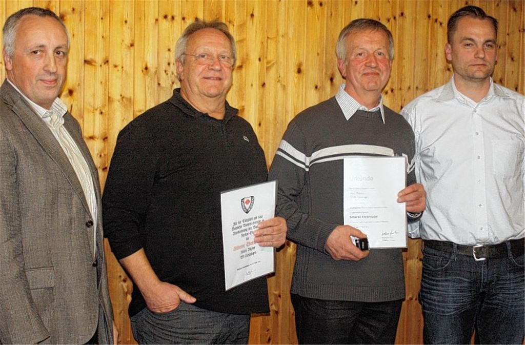 Auszeichnungen für die Brüder Bäzner: Turngau-Vizepräsident Frank Last gratuliert Ulrich Bäzner und Uwe Bäzner zusammen mit dem neuen Vereinsvorsitzenden Stefan Brenner (v.li.).
