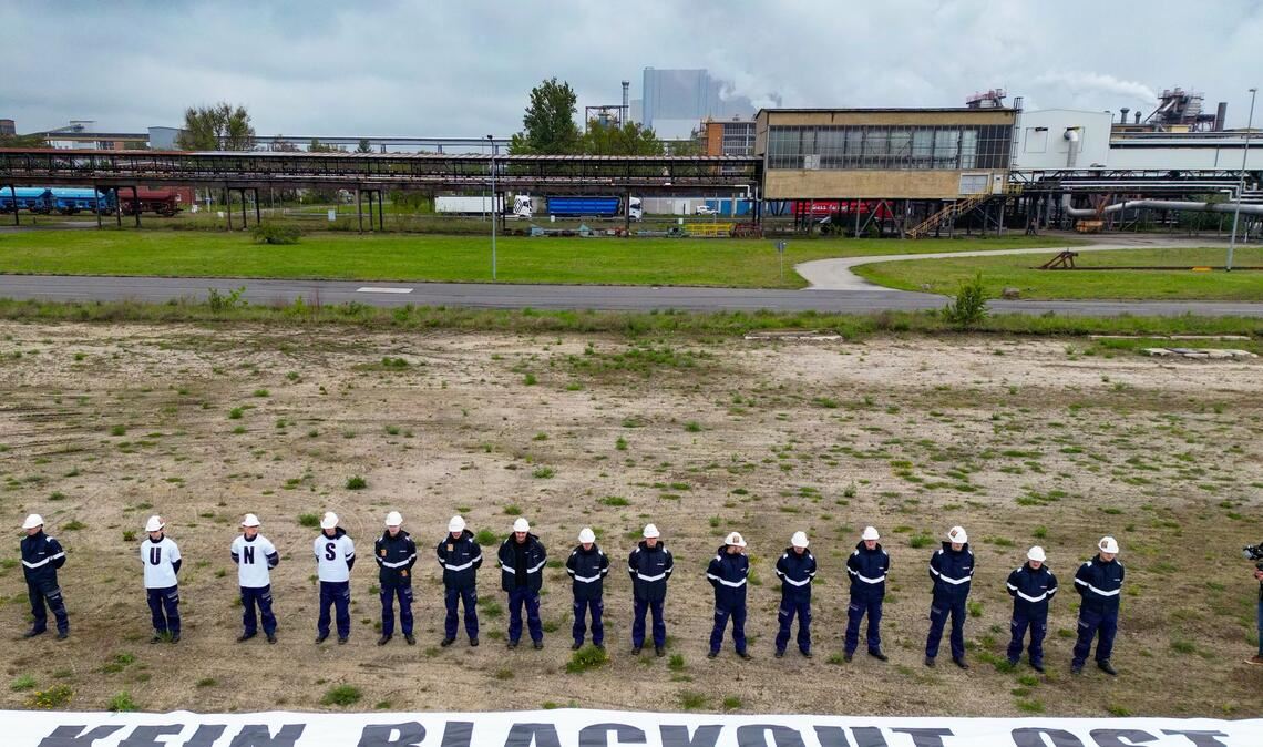 Auszubildende vom Energiekonzern Leag nehmen an einer Protestaktion auf dem Baufeld eines geplanten Gaskraftwerkrs in der Lausitz teil.