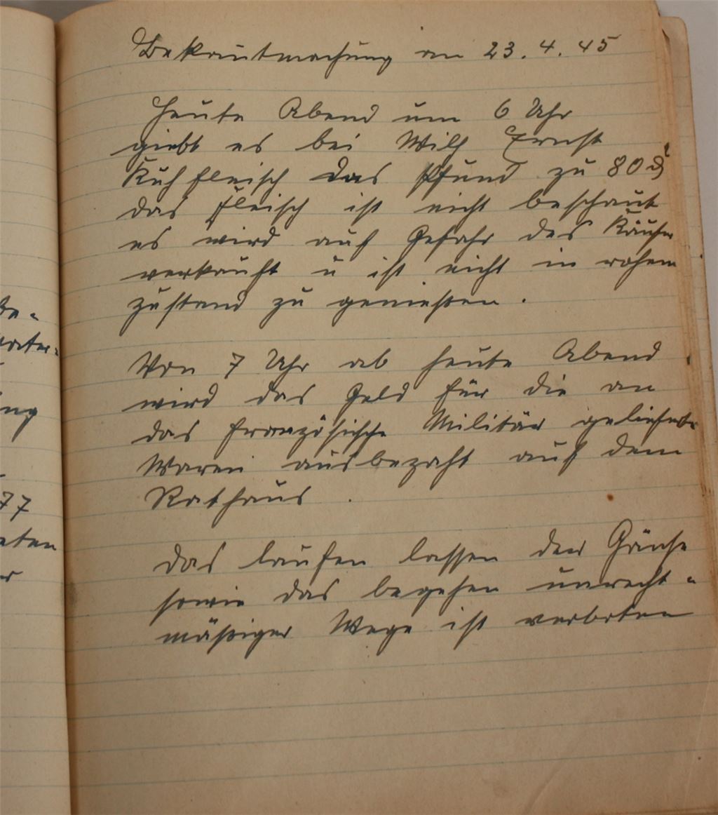 Auszug aus einem sogenannten Ausschellbuch. Der Gemeinde wurde am 23. April 1945 unter anderem mitgeteilt, dass es am Abend bei Wilhelm Ernst Kuhfleisch gibt – nicht roh zu genießen.