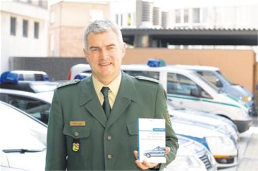 Authentischer Blick auf den Alltag im Streifendienst: Polizeichef und Buchautor Burkhard Metzger schildert in seinen Streiflichtern die eigenen Erfahrungen als junger Beamter. Foto: Tilo Keller