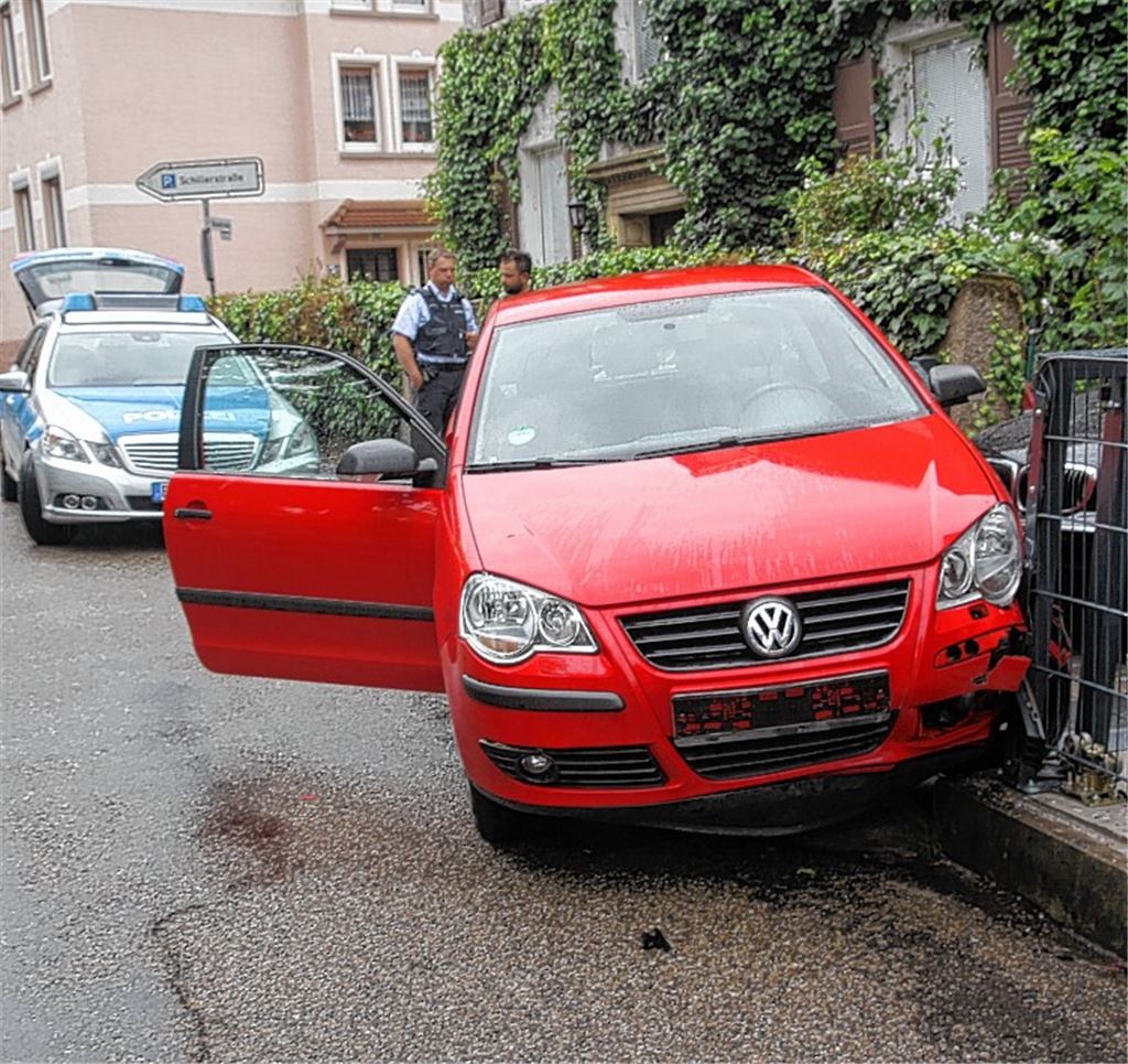 Auto bleibt an Zaun hängen.Foto: Sadler