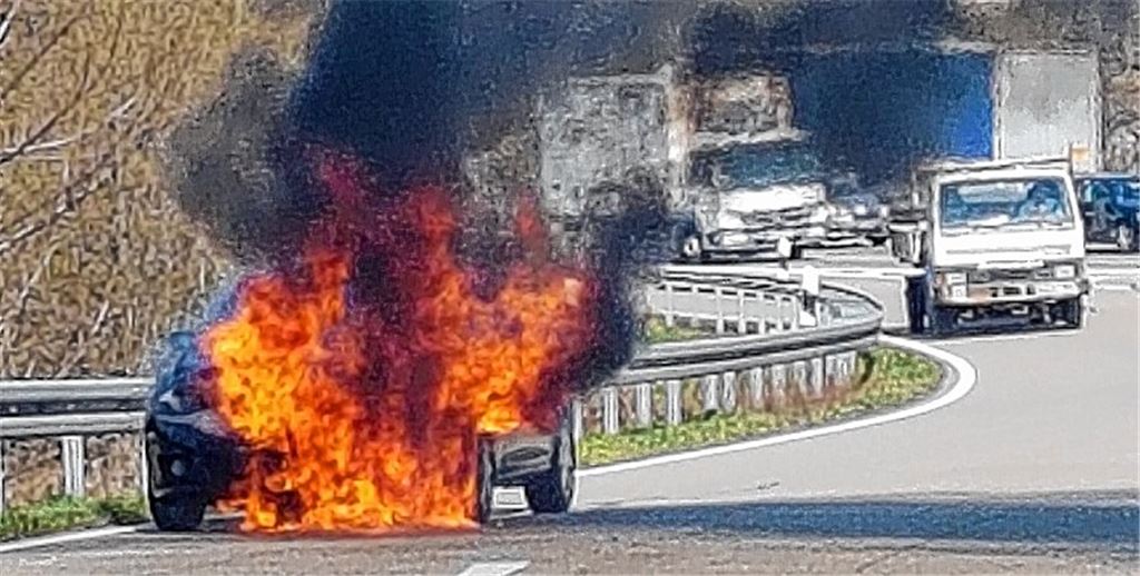A8-Ausfahrt: Wagen brennt vollständig aus