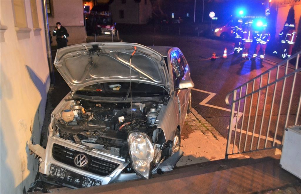 Auto kracht gegen Treppe