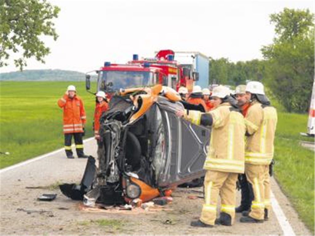 Auto überschlägt sich mehrmals  Nicht angegurtet: Fahrer und Beifahrer erleiden schwere Verletzungen
Der Fahrer eines Porsche und sein Beifahrer haben bei einem Unfall zwischen Lienzingen und Zaisersweiher schwere Verletzungen erlitten.