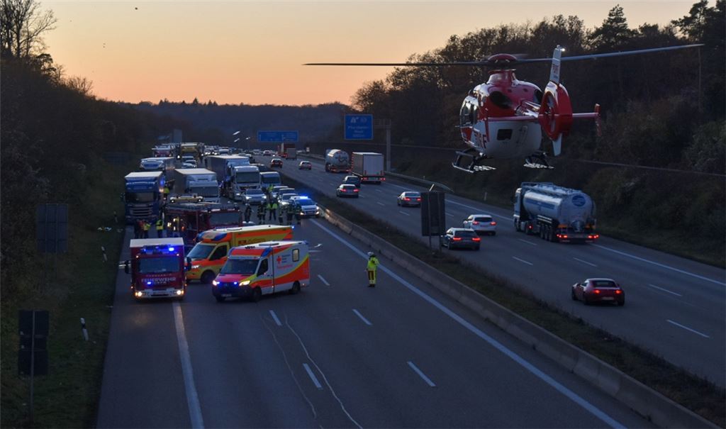 Autobahn wird nach einem Unfall mit zwei Schwerverletzten gesperrt. Foto: Myroshnichenko