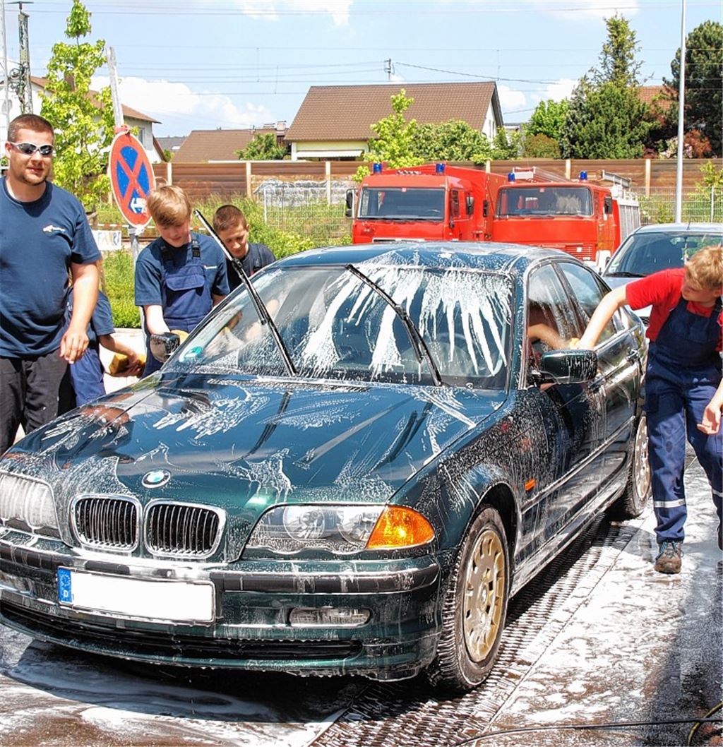 Autobesitzer können ihren Wagen nicht nur, wie hier zu sehen, außen auf Vordermann bringen lassen. Die Floriansjünger bieten auch die Innenreinigung an.