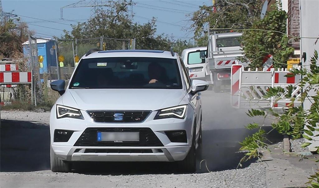 Autofahren in Sengach wirbelt derzeit mächtig Staub auf – genau wie der Ärger unter den Anwohnern angesichts der Dauerbaustelle im Ort. Fotos: wen