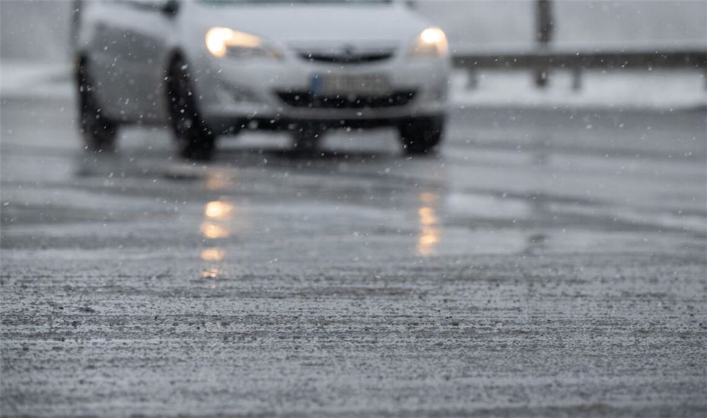 Autofahrer aufgepasst: In der Nacht zum Samstag wird es im Nordosten nochmal glatt. (Archivbild)