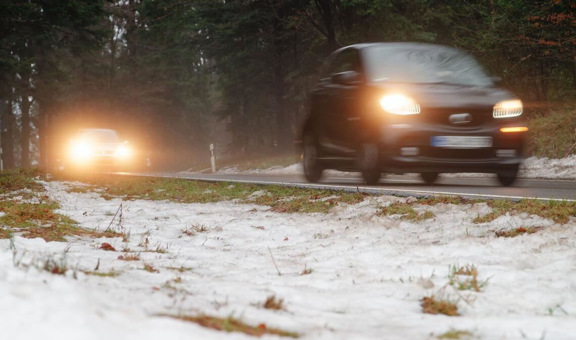Autofahrer aufgepasst: Zum Wochenende wird im Land wieder Schnee und Glätte erwartet.