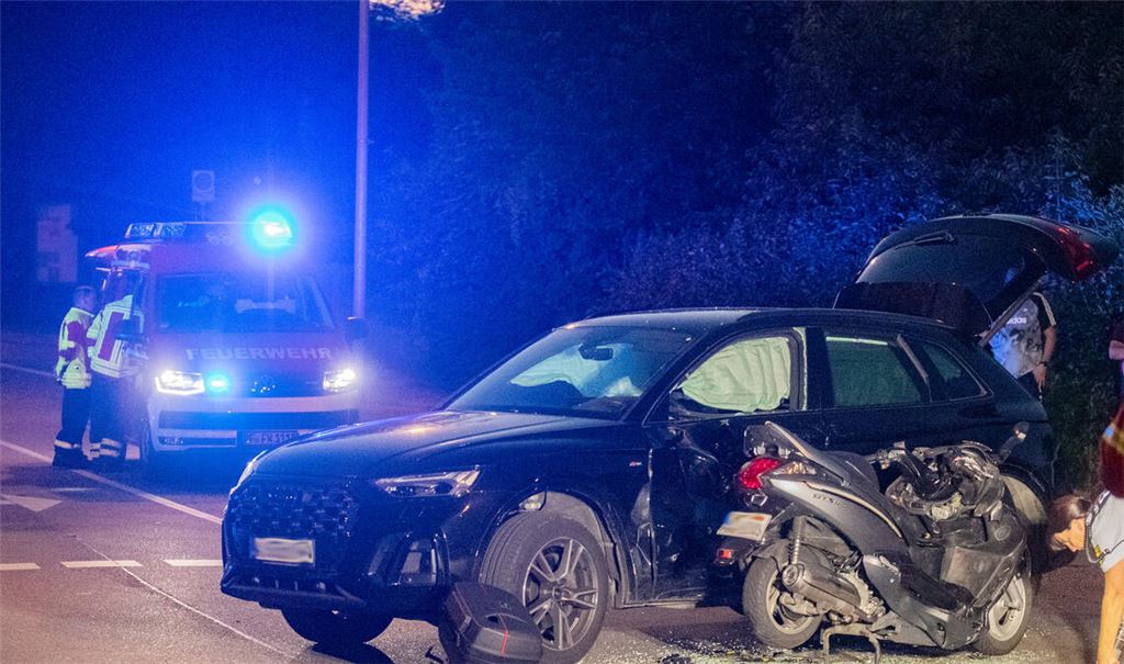 Autofahrer hat das Leichtkraftrad beim Abbiegen laut Polizei wohl übersehen. Die Ermittlungen dauern noch an. Foto: Fotomoment
