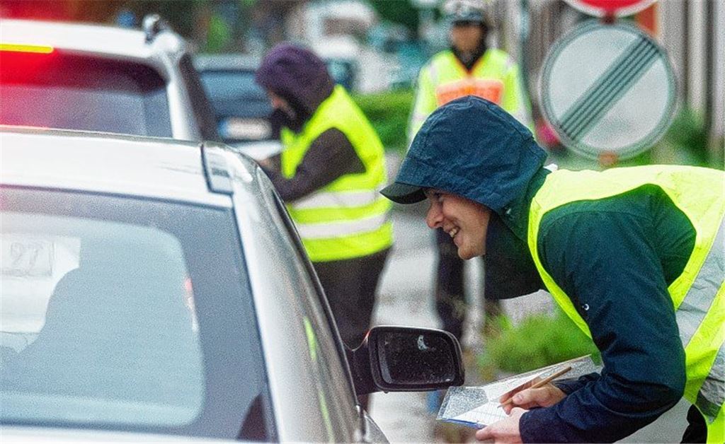 In Maulbronn werden Autofahrer interviewt