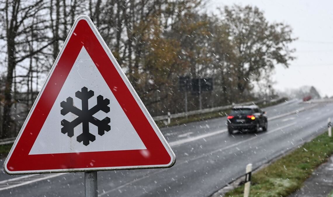 Autofahrer im Südwesten müssen sich auf glatte Straßen einstellen. (Symbolbild)