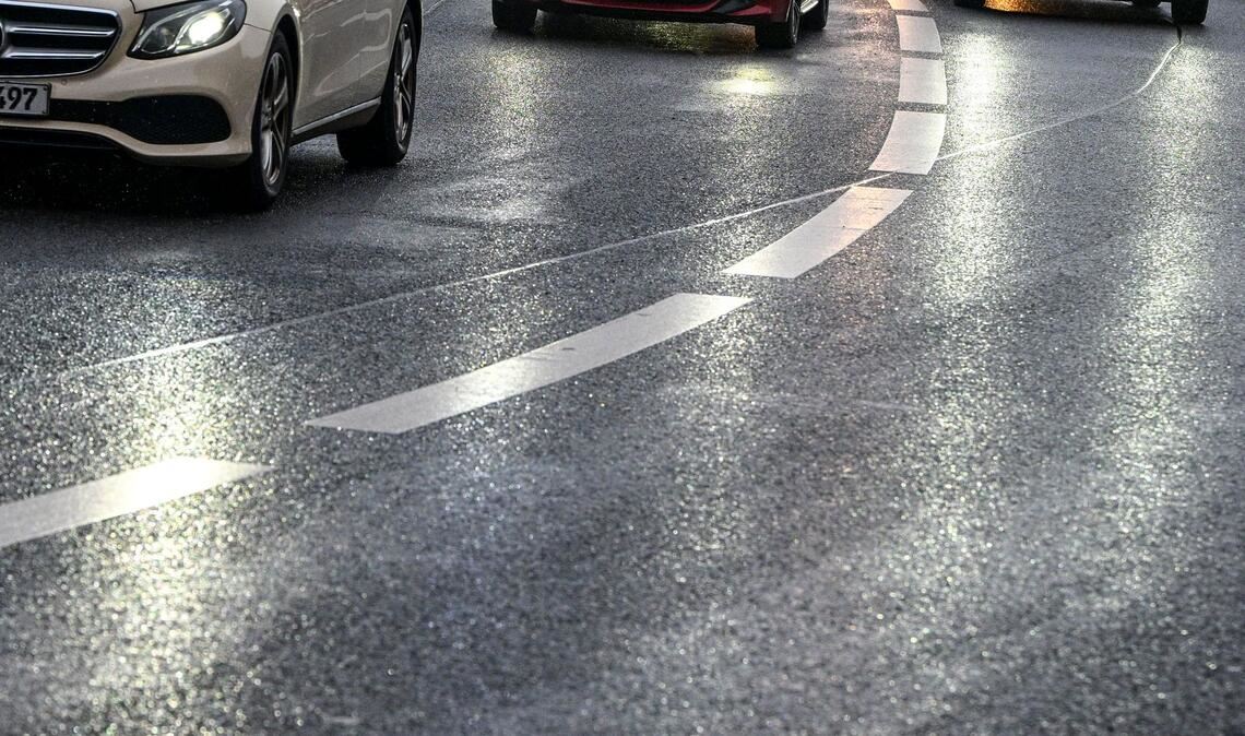 Autofahrer müssen sich auf glatte Straßen einstellen.