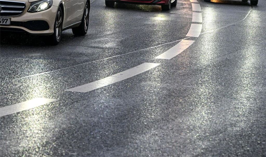 Autofahrer müssen sich auf glatte Straßen einstellen.