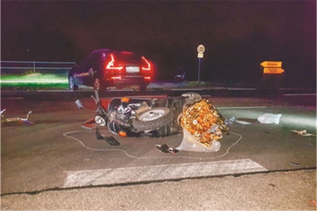 Autofahrer übersieht Roller: Der Fahrer der Vespa erleidet bei dem Unfall zwischen Mühlacker und Ötisheim schwere Verletzungen. Foto: Einsatz-Report24