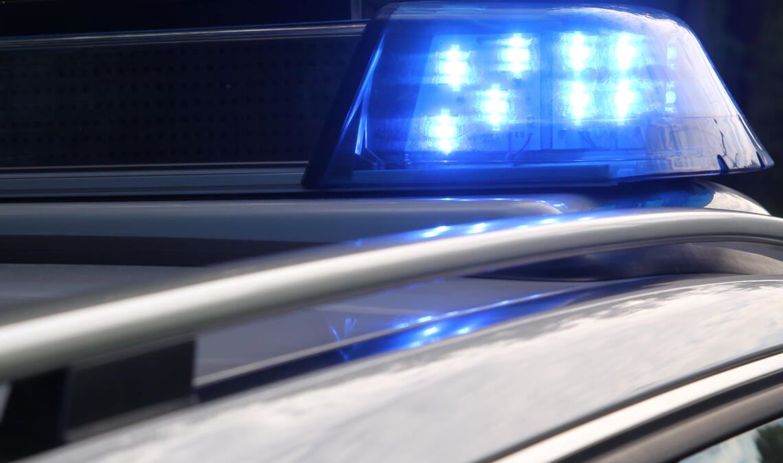 Autoknacker stehlen Visa-Debit-Karte aus einem Auto und kaufen damit Zigaretten. Symbolfoto: Archiv/Disselhoff