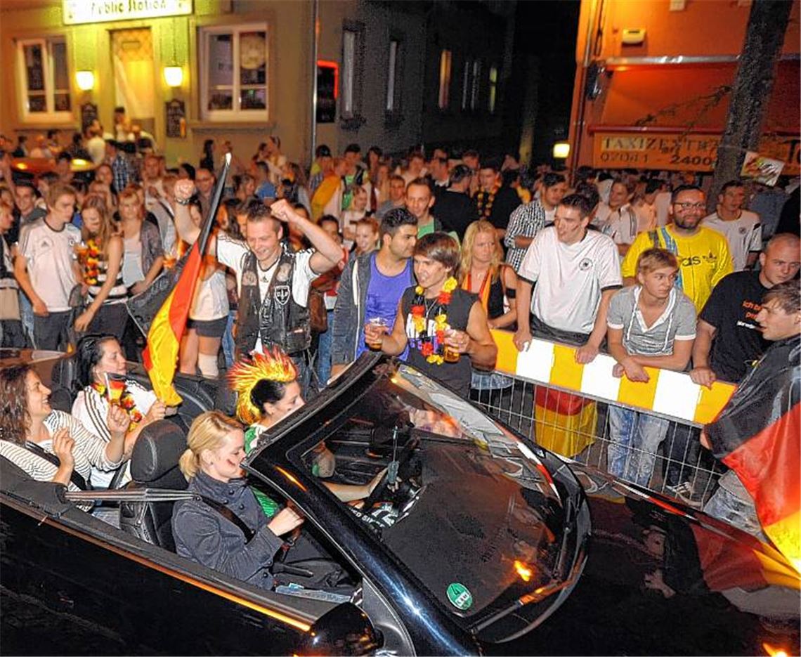 Autokorso in der Bahnhofstraße: Fans feiern den deutschen Sieg im Viertelfinale. 