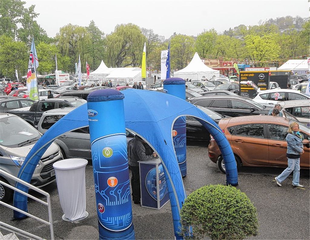 Automarkt auf dem Messplatz.