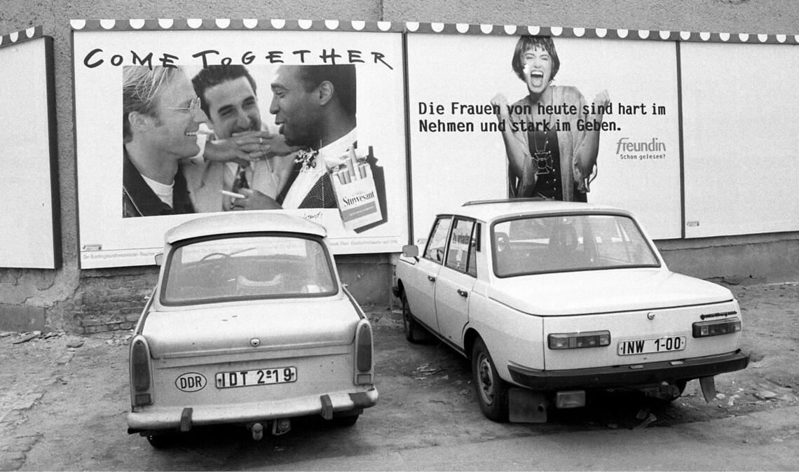 Automobiler Alltag zu DDR-Zeiten: links ein Trabi, rechts ein Wartburg.