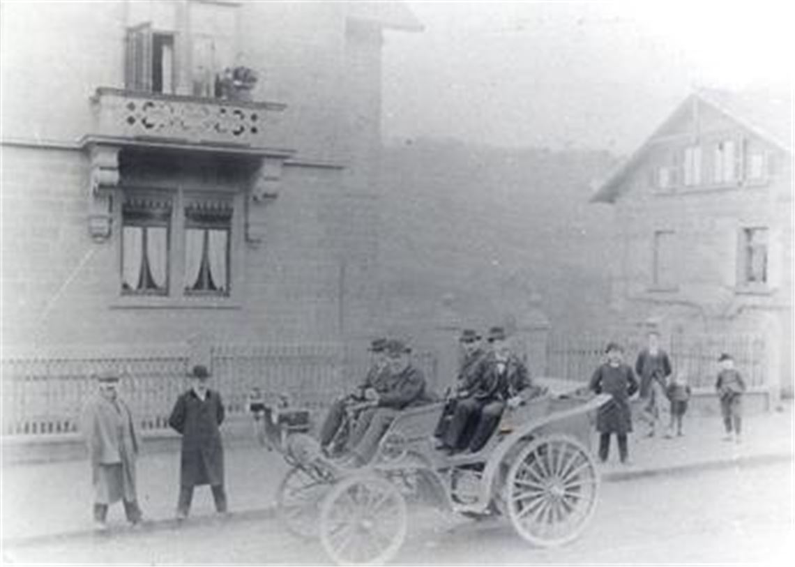 Autopionier August Wilhelm Maybach sorgt im Jahr 1898 in der Klosterstadt mit seinem Automobil für Aufsehen.
Foto: Stadt Maulbronn