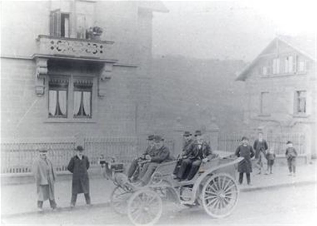 Autopionier August Wilhelm Maybach sorgt im Jahr 1898 in der Klosterstadt mit seinem Automobil für Aufsehen.
Foto: Stadt Maulbronn