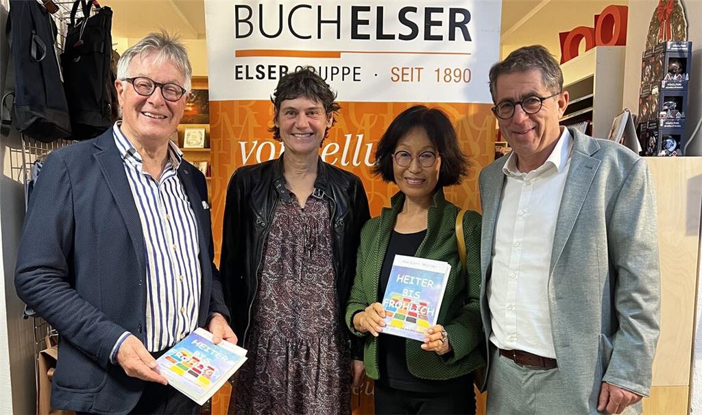 Autor Dr. Herbert Müller (v.li.) mit Angelika Wetzel (Buchhandlung Elser), Künstlerin Chong-Im Neukamm und Hans-Ulrich Wetzel. Foto: Carolin Britsch