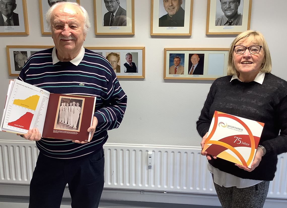 Autor Gernot Otto und die Sportkreisvorsitzende Gudrun Augenstein stellen die Jubiläumsbroschüre vor.Foto: Roth