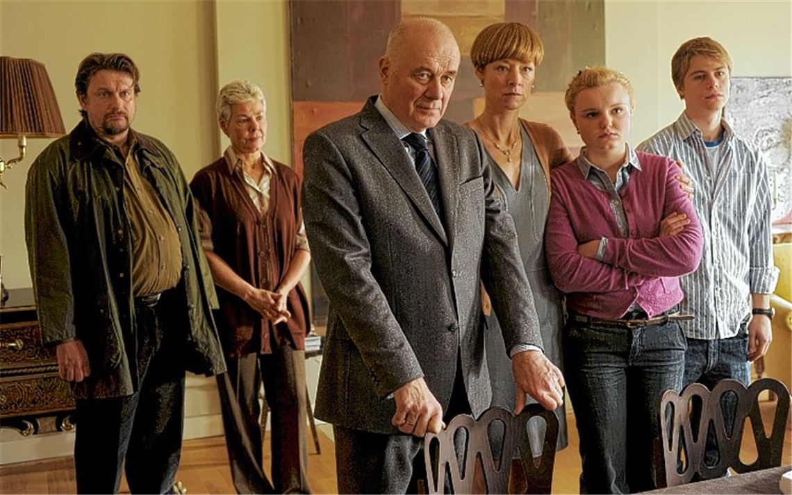 Autor Jochen Bitzer (Bild re. oben) hat das Drehbuch für die ZDF-Produktion „Der Fall Jakob von Metzler“ verfasst. In der Hoffnung, den elfjährigen Jakob noch lebend zu finden, ließ Wolfgang Daschner (Robert Atzorn, Bild re. unten) den Entführer unter Androhung unmittelbaren Zwangs zu einer Aussage nötigen. Dafür muss sich der Polizist vor Gericht rechtfertigen. Großes Bild: Die Familie von Metzler (im Vordergrund v.li. Hanns Zischler, Jenny Schily, Maria Dragus und Tom Gramenz) bangt um Jakobs Leben.