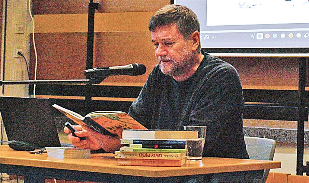 Autor Markus Orths hat zwei seiner Werke nach Enzberg mitgebracht. Foto: Filitz