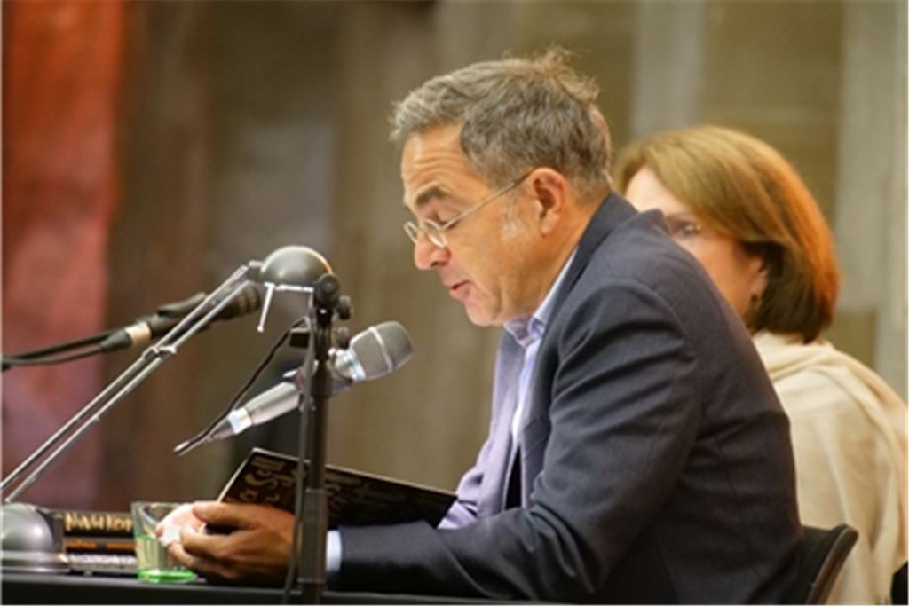 Autor Navid Kermani stellt bei einer Lesung im Laienrefektorium des Klosters seine neuesten Bücher vor. Foto: Friedrich