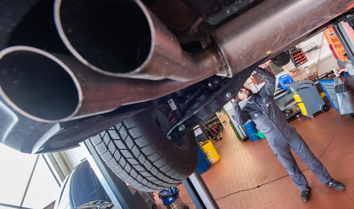 Autoreparaturen sind in den vergangenen Jahren sehr viel teurer geworden, und in der Folge auch die Kfz-Versicherung. (Symbolbild)