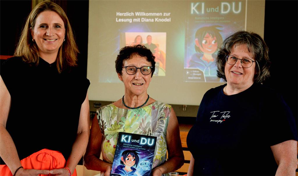 Autorin Dr. Diana Knodel (v. li.), Rotraut Knodel und Elke Krepp von der evangelisch-öffentlichen Bücherei in Illingen laden zur Familienlesung über KI ein. Foto: Stahlfeld