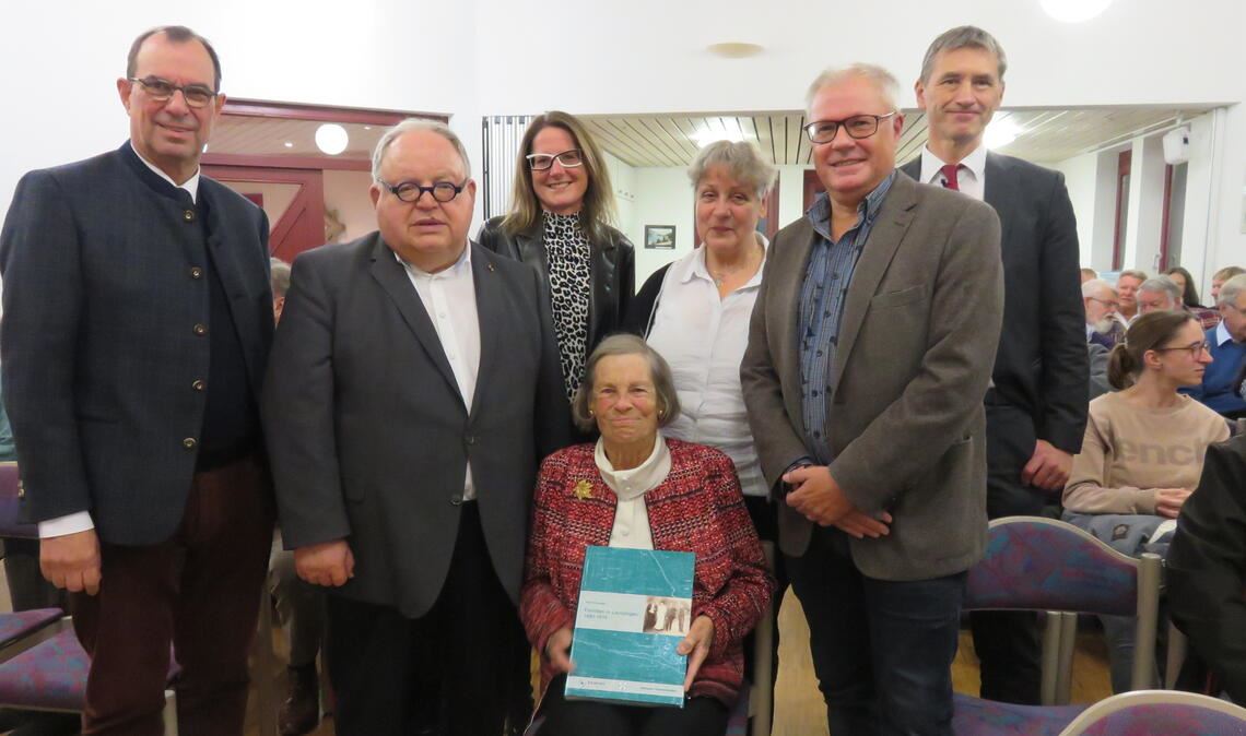 Autorin Ruth Schneider (sitzend) mit (v.re.) Enzkreis-Finanzdezernent Frank Stephan, Kreisarchivar Konstantin Huber, Stadtarchivarin Marlis Lippik, ihrer Nachfolgerin Dr. Maria Gramlich, Stadtrat Günter Bächle und Oberbürgermeister Frank Schneider. Fotos: Becker