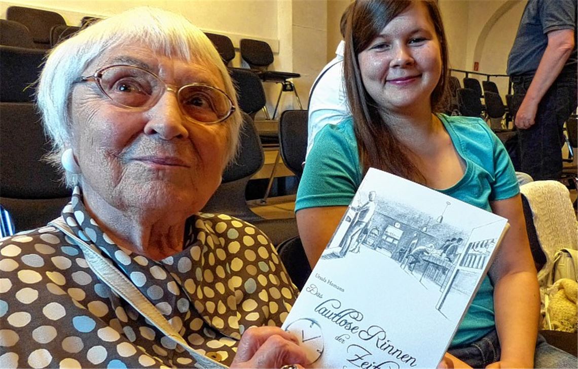 Autorin Ursula Homann, rechts die Illustratorin Bianca Maier. Foto: Roth