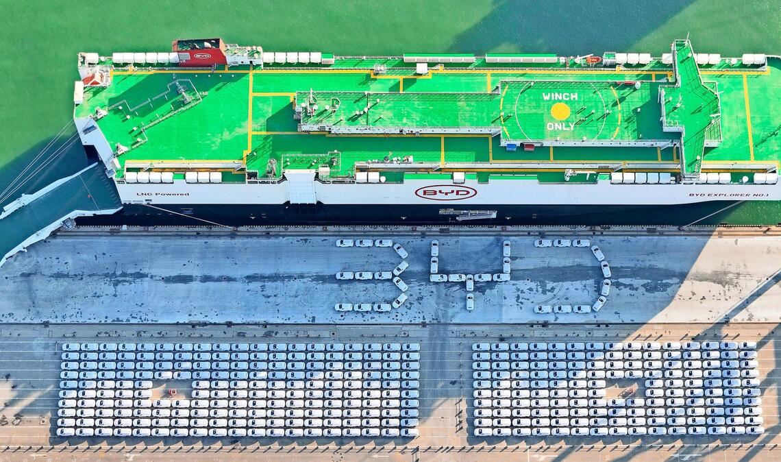 Autos des chinesischen Herstellers BYD warten darauf, ins Ausland verschifft zu werden. Die EU will ihre Industrie vor Produktflut schützen.