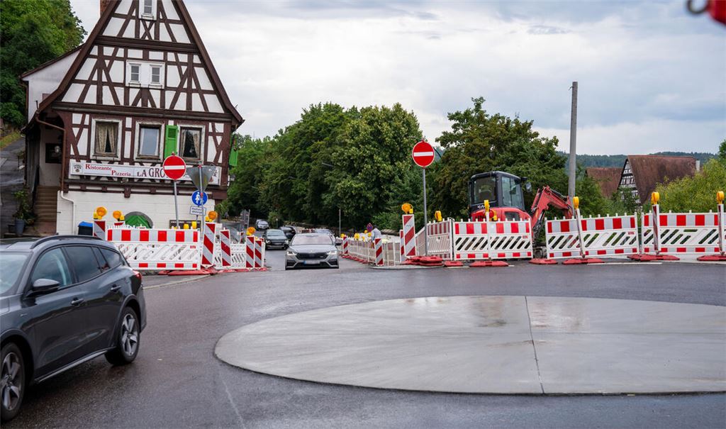 Autos dürfen aus Lomersheim am neuen Kreisel bei der neuen Herrenwaagbrücke durchfahren. Foto: Recken