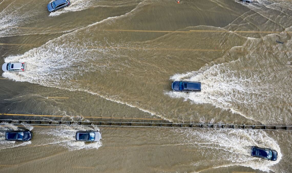 Autos fahren auf dem Highway 101 in Kalifornien, der von einer Springflut überflutet wird.