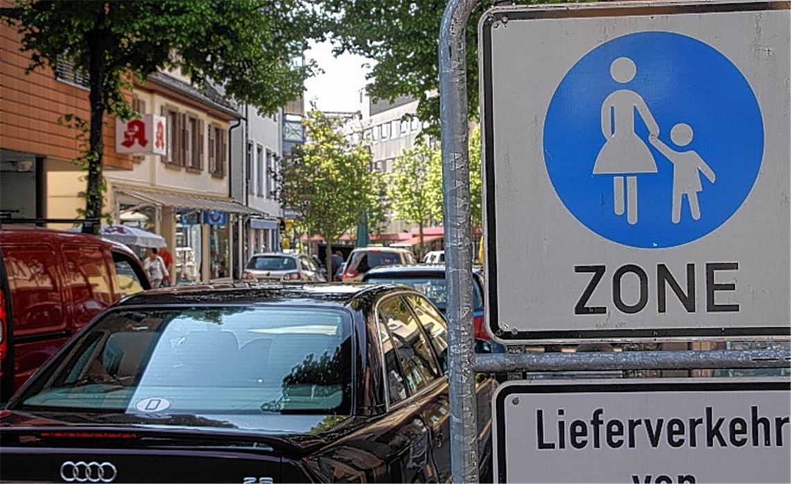 Autos in der Mühlacker Fußgängerzone. Foto: Huber