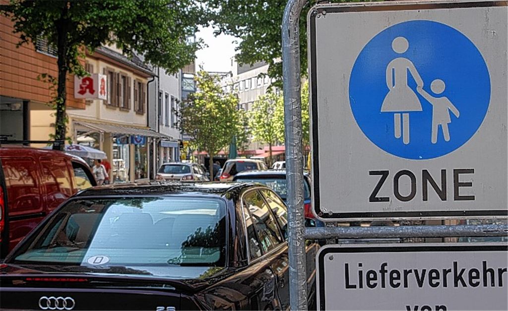 Autos in der Mühlacker Fußgängerzone. Foto: Huber