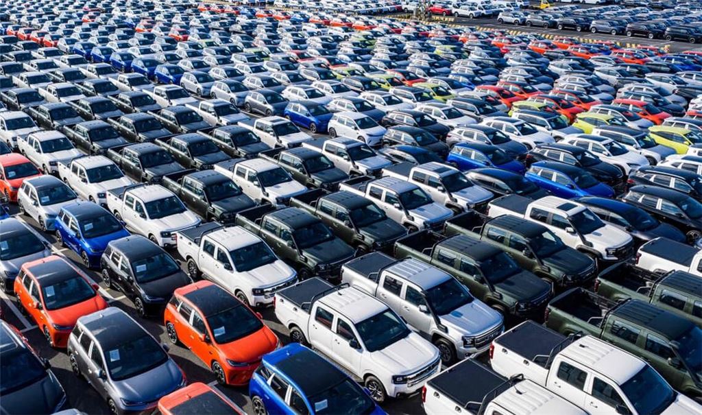 Autos oder eine Armee von Spionagedrohnen? Fahrzeuge von BYD warten in einem chinesischen Hafen auf die Verladung für den Export.