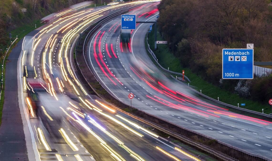 Autos sind auf der A3 in den Morgenstunden bei Wiesbaden unterwegs.