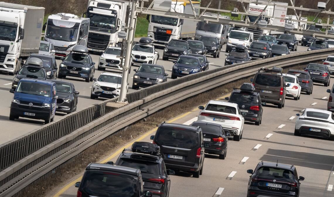 Autos und Lastwagen fahren auf der Autobahn 99 am Autobahnkreuz München-Süd.