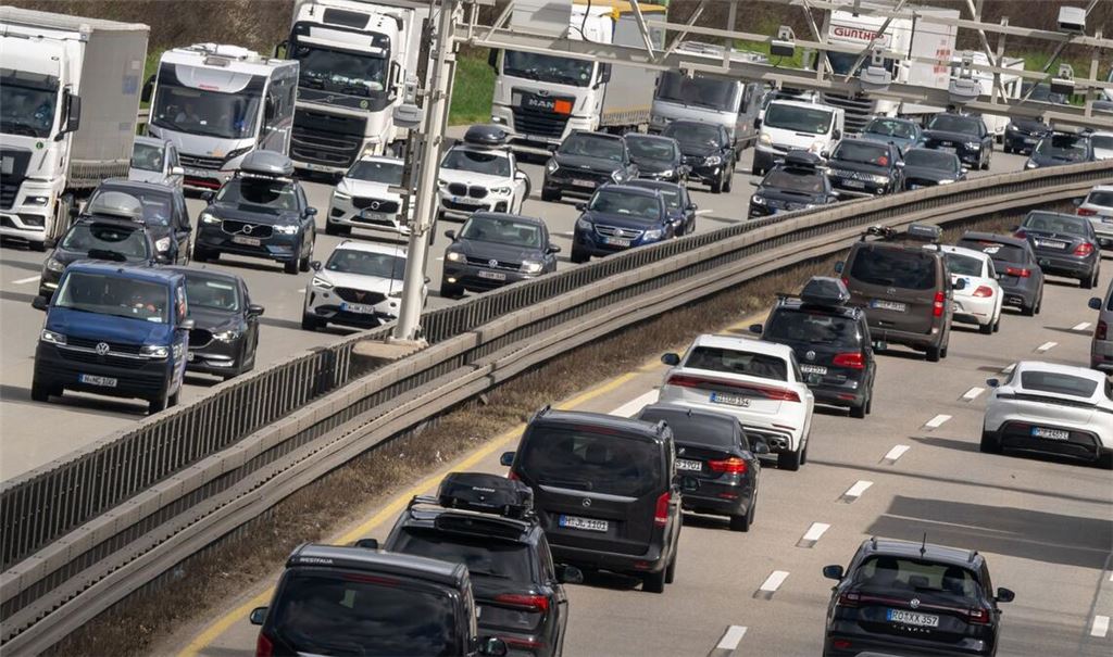 Autos und Lastwagen fahren auf der Autobahn 99 am Autobahnkreuz München-Süd.