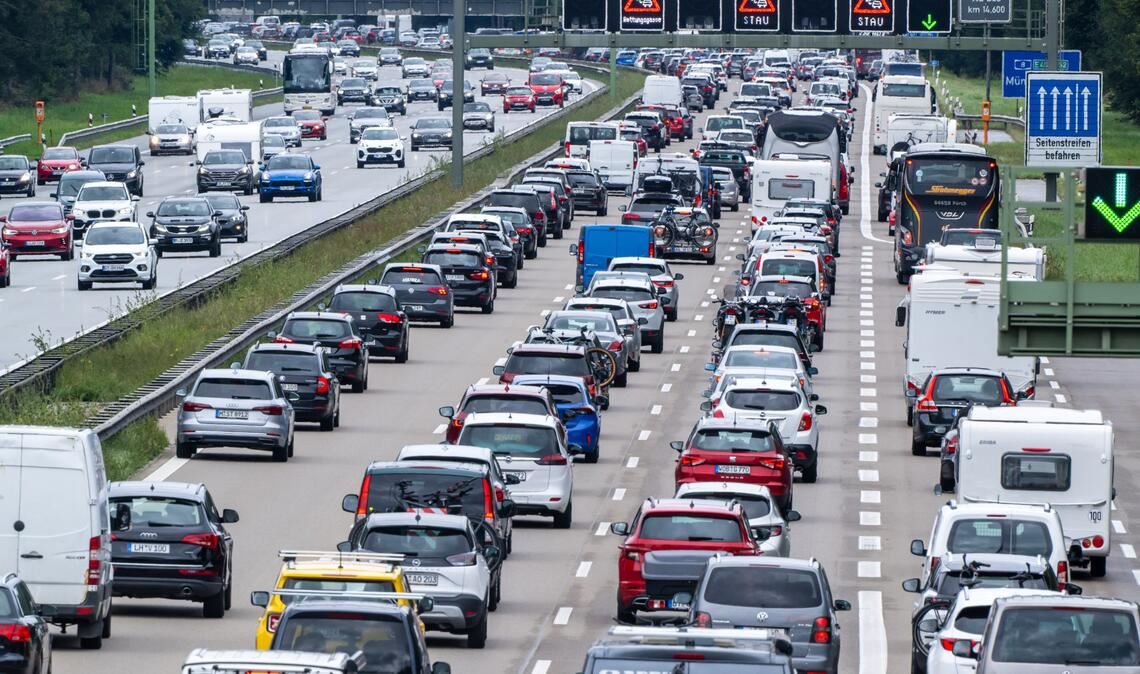 Autos und Reisebusse stehen auf der Autobahn 8 in Richtung Norden im Stau.