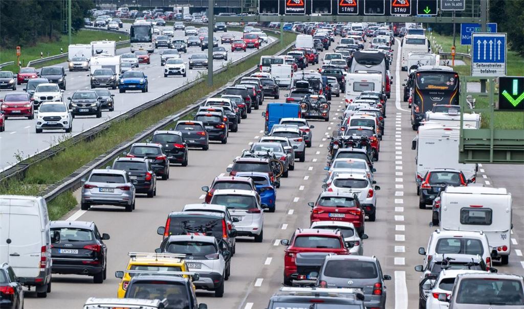 Autos und Reisebusse stehen auf der Autobahn 8 in Richtung Norden im Stau.